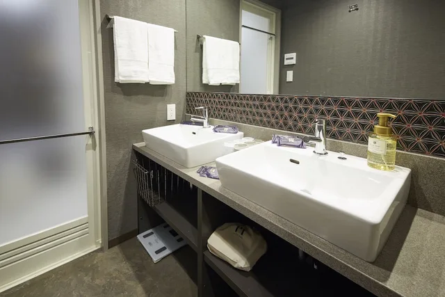 غرفة يابانية بسريرين منفصلين وفرشتي فوتون مع أريكة، MONday Apart Premium Nihonbashi 6/7