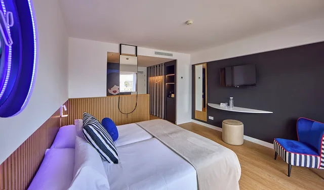 غرفة بسرير مزدوج بشرفة، Universal Hotel Neptuno - Adults Only 1/7