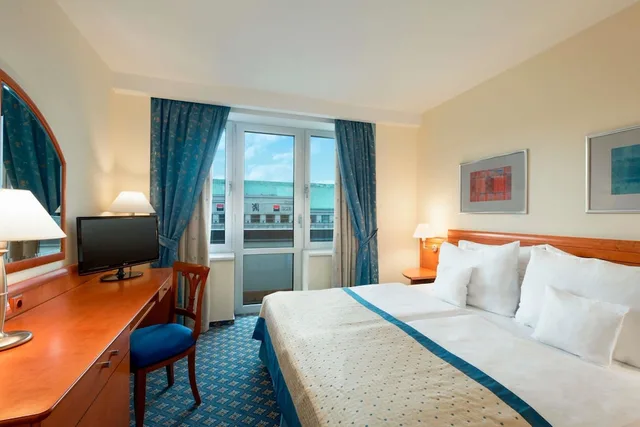 غرفة بزنس بسرير كينج، Ramada by Wyndham Prague City Centre 2/3