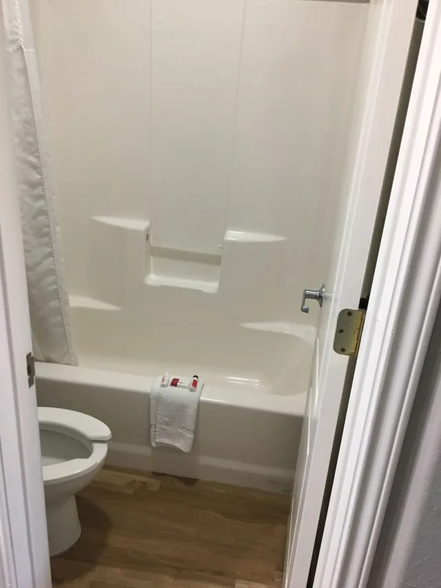 غرفة بسرير كينج، Super 8 by Wyndham San Antonio Near Fort Sam Houston 8/9