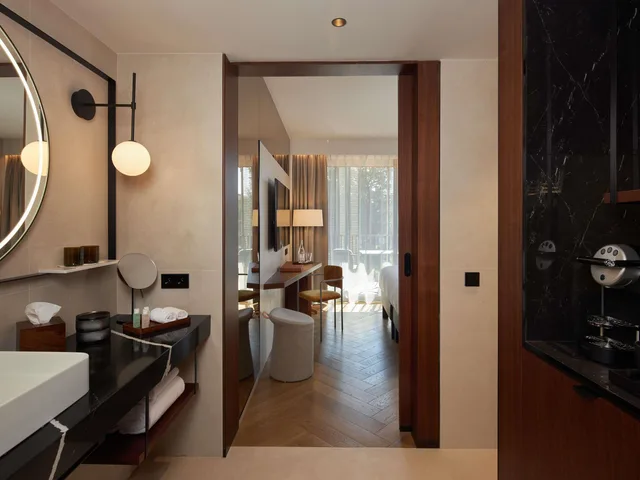 غرفة ديلوكس بسرير كينج بشرفة، L Esquisse Hotel & Spa Colmar - MGallery Collection 8/9