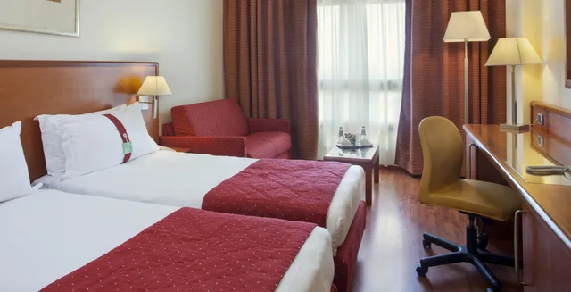 غرفة بريميوم بسرير كينج مع أريكة، Holiday Inn Cagliari 2/3