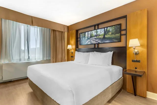 غرفة قياسية بسرير كينج بحوض جاكوزي، Best Western Queens Gold Coast 1/8