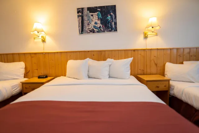 غرفة عائلية بسرير فردي، Canadas Best Value Inn River View Hotel 1/6