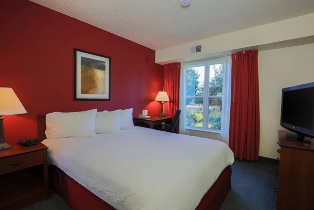 جناح بسرير كوين بغرفتي نوم مع أريكة، Residence Inn by Marriott Flint 2/8
