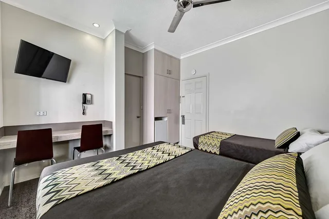 غرفة قياسية بسرير مزدوج وسرير فردي، City Oasis Inn Townsville SureStay Collection by BW 1/1