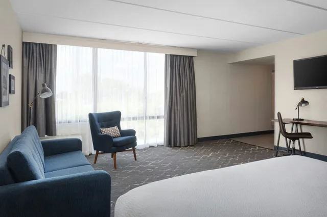 جناح، Four Points by Sheraton Philadelphia Northeast 1/2