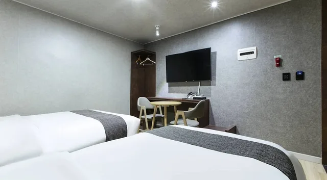 غرفة عائلية بسرير مزدوج وسرير فردي بإطلالة على المدينة، Malu Hotel 9/10