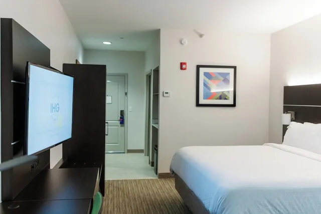 غرفة قياسية بسرير كينج لذوي الإعاقة، Holiday Inn Express Andalusia 1/5