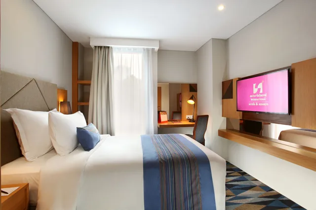 2 Bedrooms, Family, Single, 1 Queen and 1 Double Bed، Swiss-Belhotel Pondok Indah 1/7