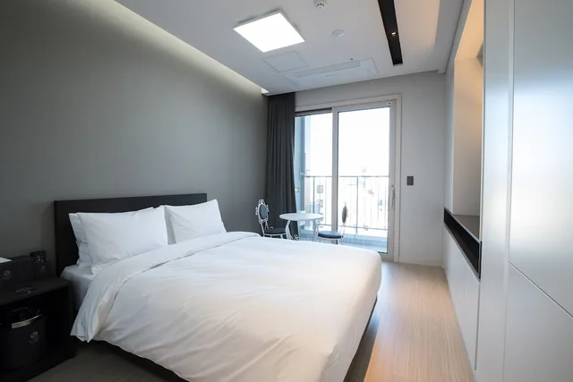 غرفة قياسية بسرير مزدوج بإطلالة جزئية على البحر، Sunrise Hotel Sokcho 1/6