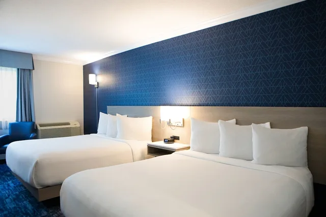 غرفة قياسية بسريرين كوين، Fredericton Inn 1/5