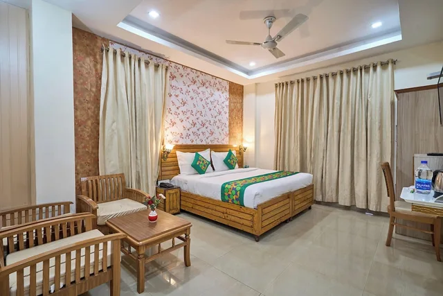 Standard, King Bed, Treebo Roshan House 2/10