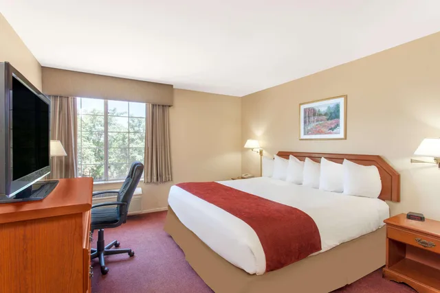 غرفة بسرير كينج، Ramada By Wyndham Fresno Northwest 2/2