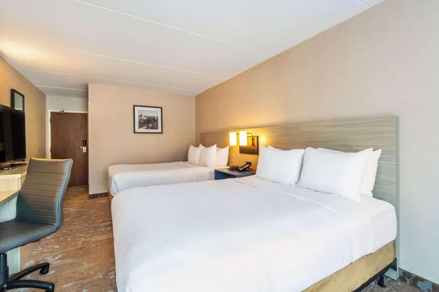 غرفة بسرير كينج، Comfort Inn Kingston - Highway 401 1/10