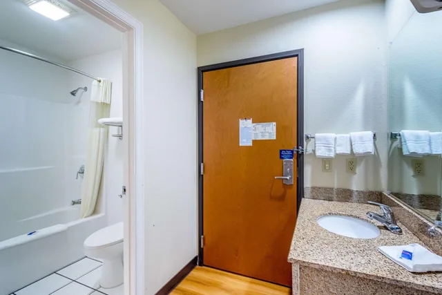غرفة بسرير كينج للمدخنين، Motel6 Urbana, IL 4/5