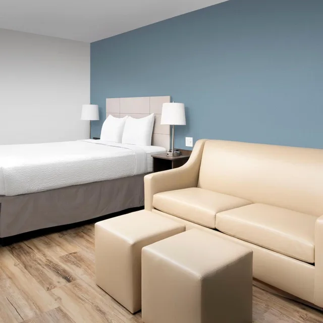غرفة بسرير كوين مع أريكة، WoodSpring Suites Deerfield Beach 3/6