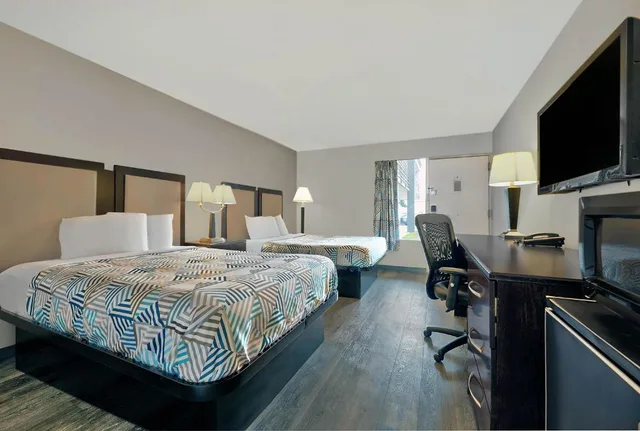 2 Full Beds - Mobility Accessible Tub Nsmk، Motel6 McDonough, GA 2/4
