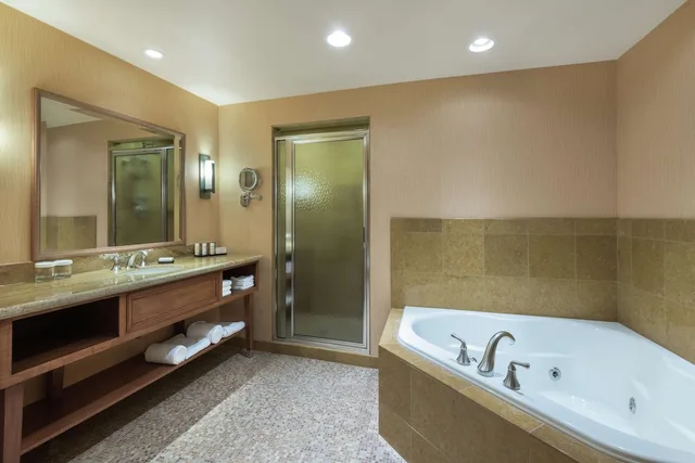 جناح بسرير كينج بحوض جاكوزي، Embassy Suites by Hilton Loveland Hotel Conference Center and Spa 1/1
