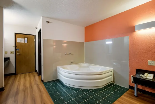 جناح ديلوكس بسرير كينج بحوض جاكوزي، Motel6 Davenport, IA 10/10