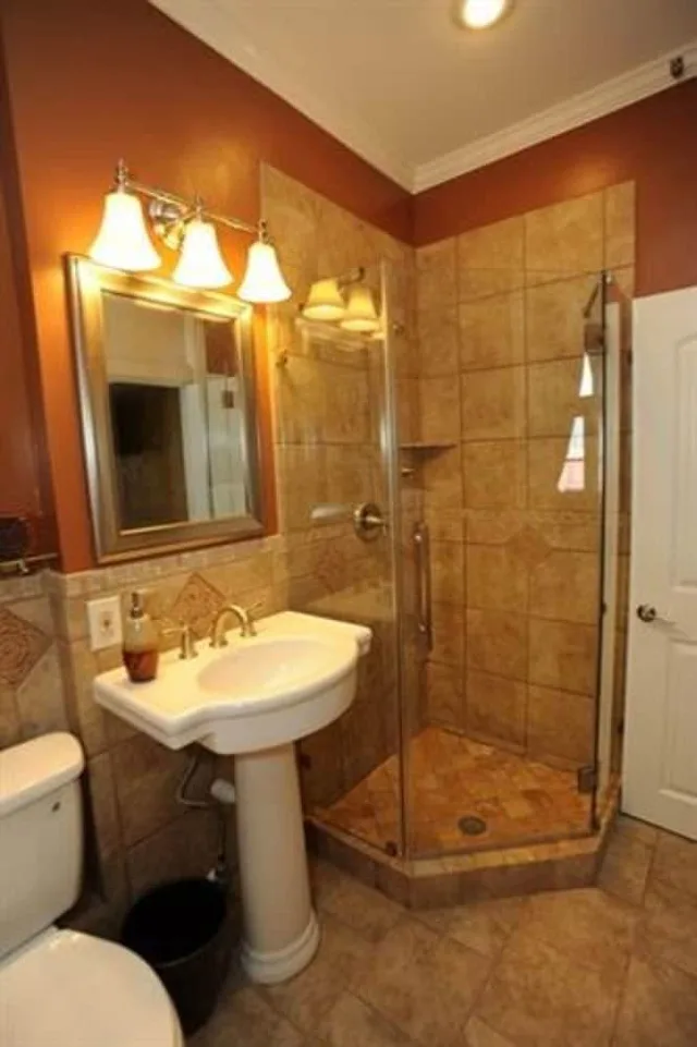 Alexis, Standard, King Bed، Hamilton House Inn 2/2