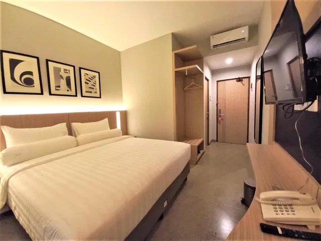 غرفة سوبيريور بسرير كينج، Front One King Hotel Tuban 1/3
