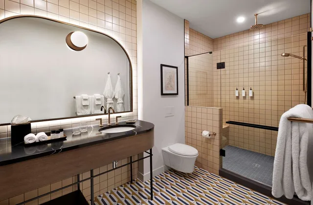 غرفة بسريرين كوين، The Westley Calgary Downtown, Tapestry Collection by Hilton 4/4