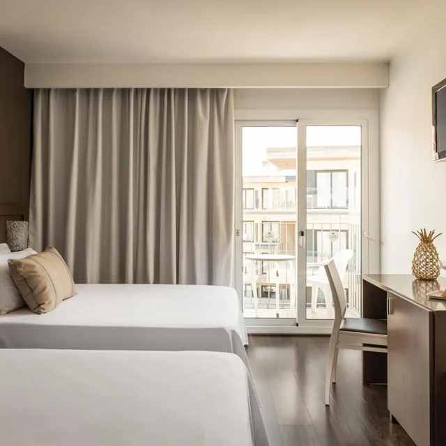 غرفة ثلاثية، The Place Mariner - Adults Only 6/10