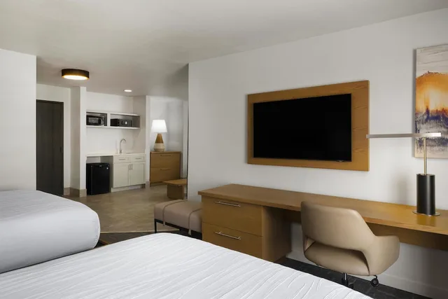 جناح بسريرين كوين مع أريكة بمنطقة جلوس، Holiday Inn Express Hotel And Suites Houston Downtown Convention Center 1/3