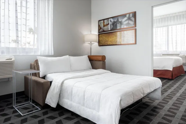 جناح بسرير كوين بغرفة نوم واحدة مع أريكة لذوي الإعاقة، TownePlace Suites by Marriott Venice 1/5