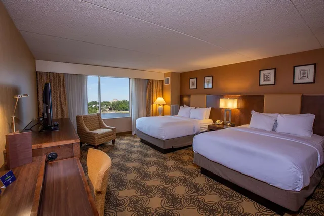 غرفة بسريرين كوين بحوض استحمام لذوي الإعاقة، DoubleTree by Hilton Hotel Bay City - Riverfront 1/2