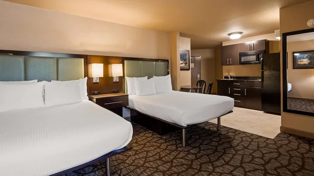 غرفة قياسية بسريرين كوين بمطبخ صغير، Best Western Plus Oceanside Palms 2/3