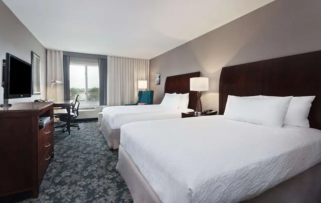 غرفة بريميوم بسريرين كوين، Hilton Garden Inn Annapolis 2/3