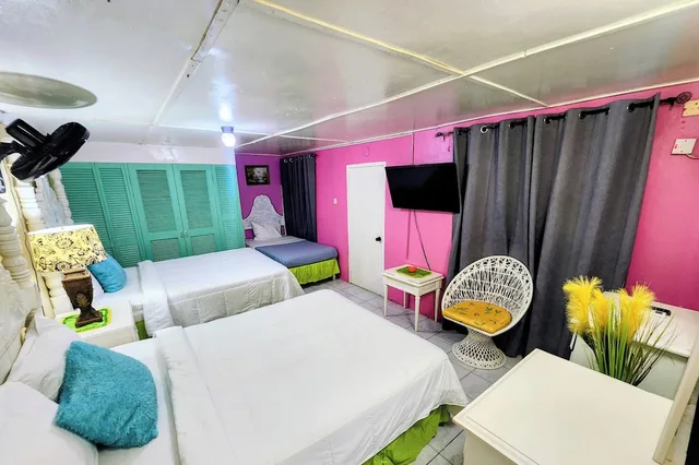 Family, 1 Single and 2 Queen Beds, Pool Access, Pinkhibiscus Guest House 8/10