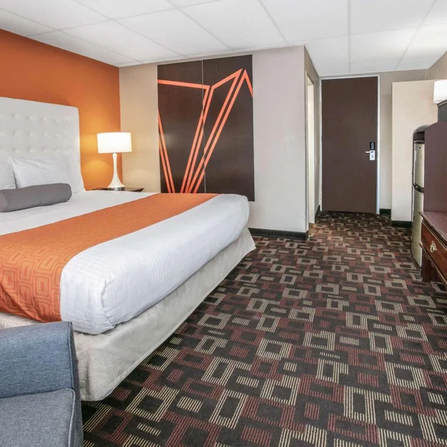 غرفة بسرير كينج للمدخنين، Howard Johnson by Wyndham Oklahoma City Airport/ Fairgrounds 2/4