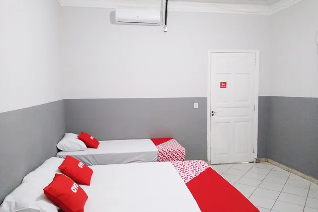 Quintuple Room (1 Double bed + 3 Single bed)، OYO Hotel Bras 1/6