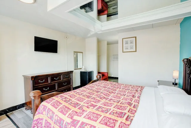 غرفة بسرير كينج للمدخنين، Miami Inn & Suites 2/6