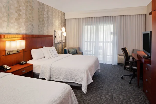 غرفة بسريرين كوين بإطلالة على النهر بشرفة، Courtyard by Marriott West Homestead Waterfront 1/2