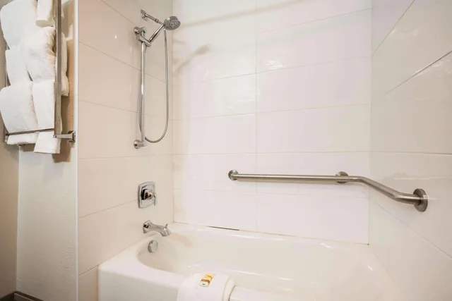 غرفة ديلوكس بسرير كينج، La Quinta Inn & Suites by Wyndham Grants Pass 3/3
