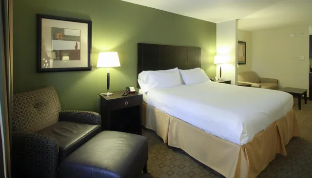 جناح بسرير كينج مع أريكة، Greentree Inn Suites Florence 2/3