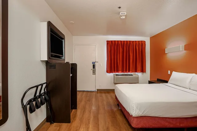 غرفة بريميوم بسرير كوين، Motel6 Temecula, CA - Historic Old Town 1/5