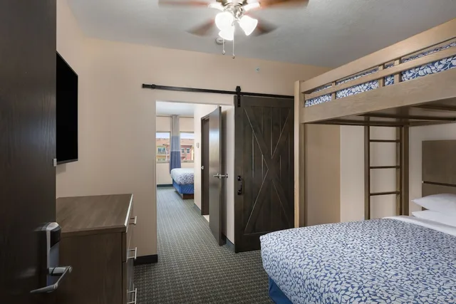 غرفة بسرير كينج وسرير كوين بغرفتي نوم، Bridges Bay Resort 2/6