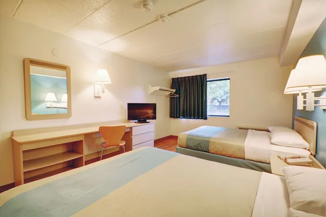 Standard, Quadruple, 2 Queen Beds, Motel6 Newport, RI 4/10