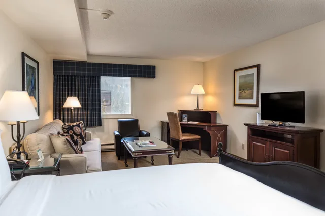 Standard, King Bed, Mountain View, Sofa, Evergreen Lodge 3/6