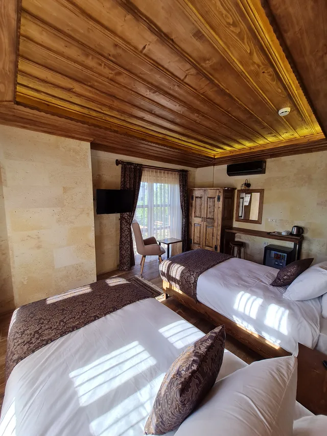 غرفة ثلاثية بسرير مزدوج أو سريرين منفصلين بشرفة، Flavia Cappadocia Hotel 1/3