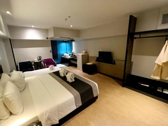 غرفة كلاسيكية سوبيريور بسرير كينج وسرير فردي مع سرير إضافي، Nouvo City Hotel 1/5