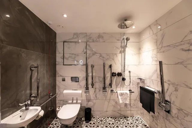 Atrium, Deluxe, Double Bed, Accessible، 100 Queens Gate Hotel Curio Collection By Hilton 5/6