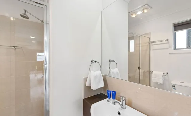 2 Bedrooms, Deluxe, Cabin, King and Queen Bed, Discovery Parks - Adelaide Beachfront 3/4
