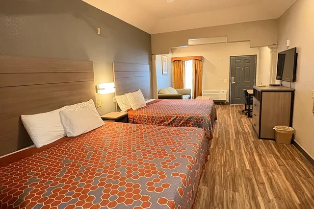 غرفة بسريرين كينج للمدخنين بمطبخ صغير، Regency Inn & Suites By Capital O Houston IAH Airport 2/10