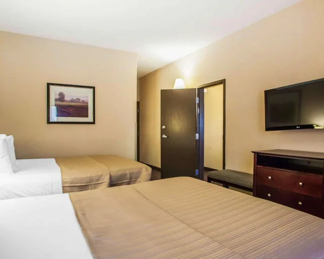 جناح بسريرين كوين، Quality Inn & Suites Peoria 1/3
